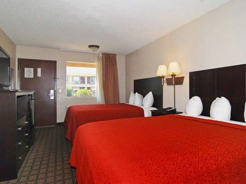 Red Roof Inn & Suites Oklahoma City Southwest Room photo