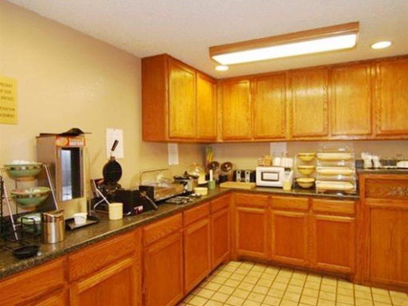 Red Roof Inn & Suites Oklahoma City Southwest Restaurant photo